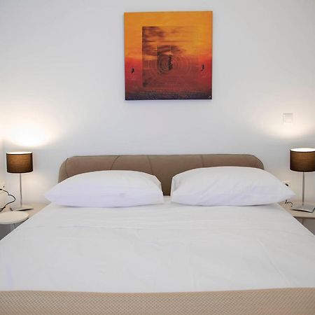 Konstantinos Stylish Brand New Apt In The Heart Of أثينا المظهر الخارجي الصورة